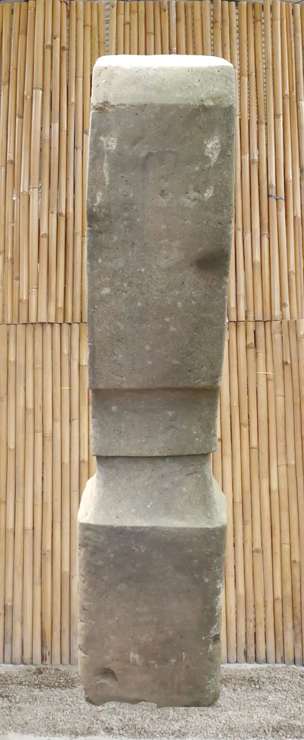  Product image 7 of the product “Moai head, 300 cm H | Natural stone (Basanit), stonemasonry ”